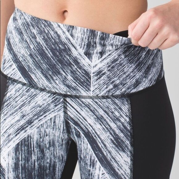Lululemon Hot To Street Crop Size: 4 - Picture 2 of 12